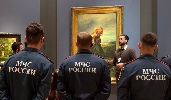 Сотрудники МЧС посетили выставку русского искусства накануне своего профессионального праздника