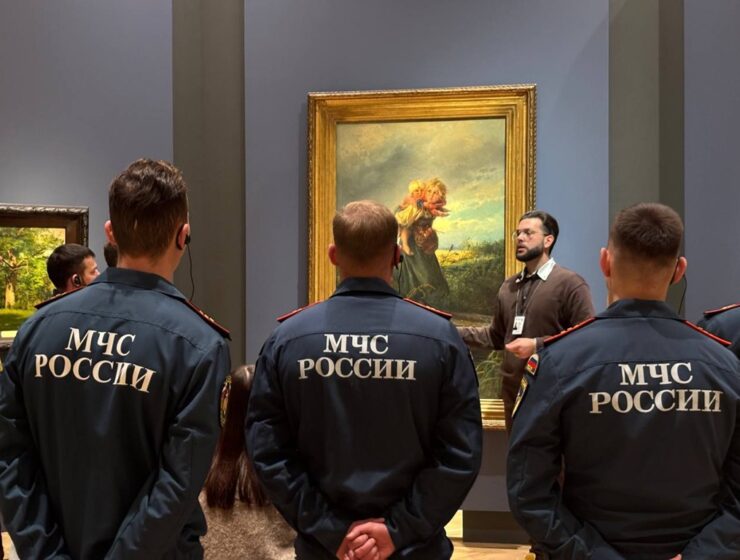 Сотрудники МЧС посетили выставку русского искусства накануне своего профессионального праздника