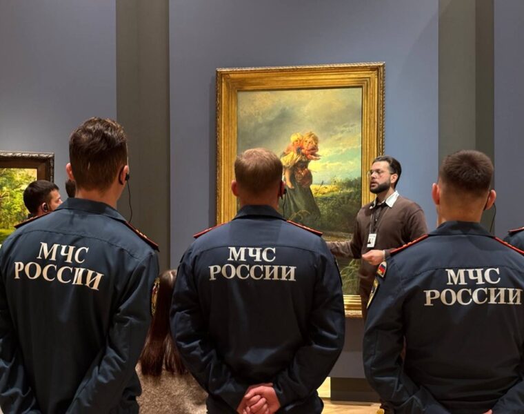 Сотрудники МЧС посетили выставку русского искусства накануне своего профессионального праздника