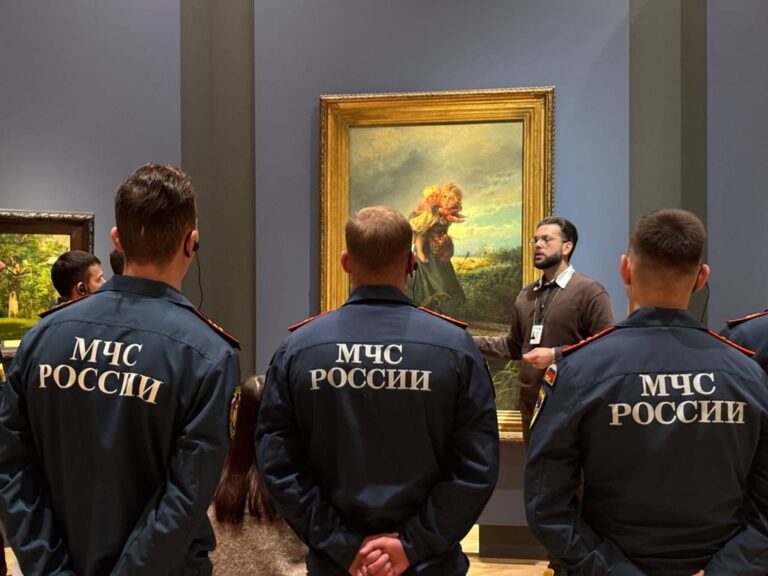 Сотрудники МЧС посетили выставку русского искусства накануне своего профессионального праздника