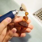 Янтарный комбинат выпустил коллекционные наборы ручных резных игрушек к Новому году