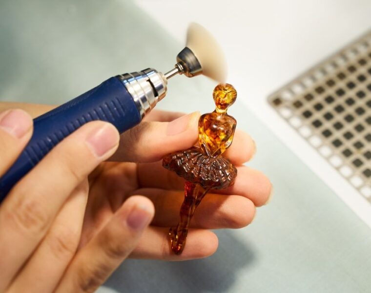 Янтарный комбинат выпустил коллекционные наборы ручных резных игрушек к Новому году