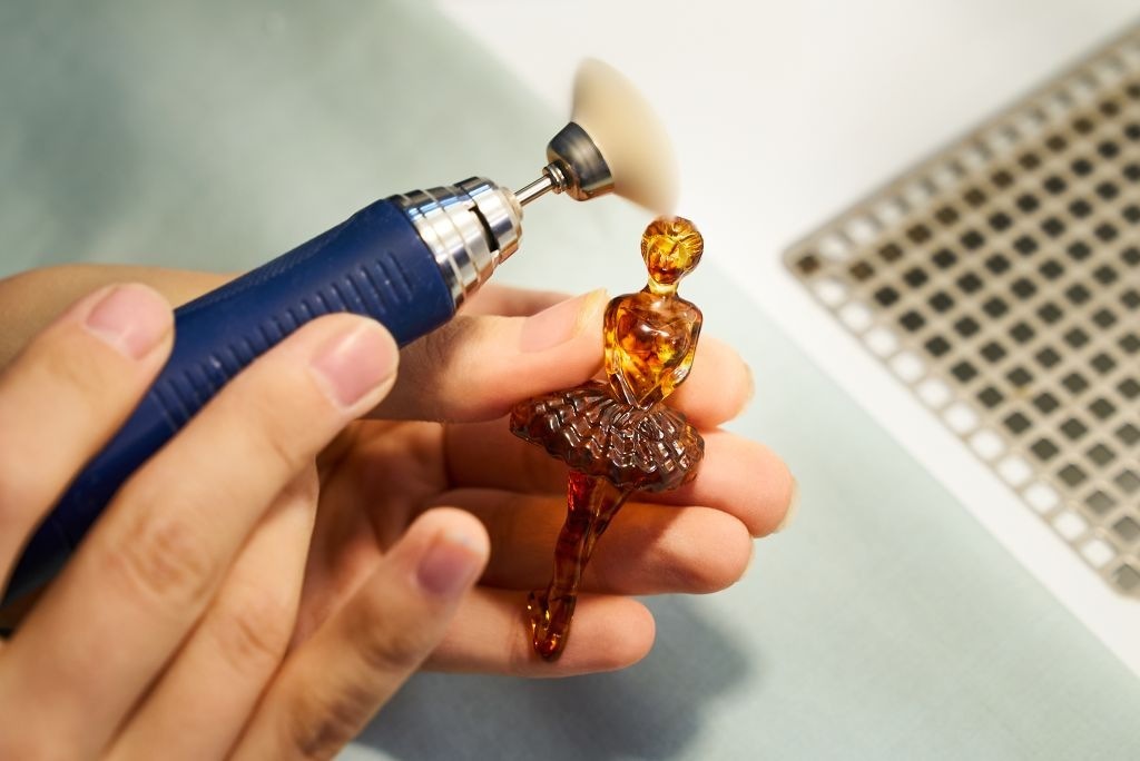 Янтарный комбинат выпустил коллекционные наборы ручных резных игрушек к Новому году