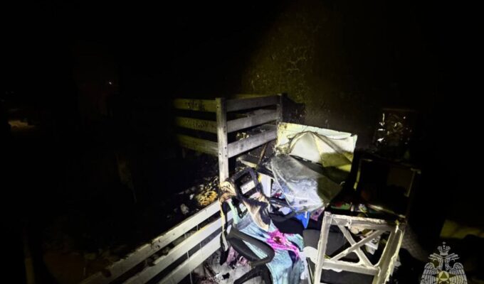 В Светлом сотрудники МЧС вывели из огня женщину с двумя детьми