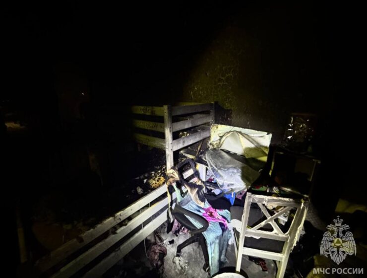 В Светлом сотрудники МЧС вывели из огня женщину с двумя детьми