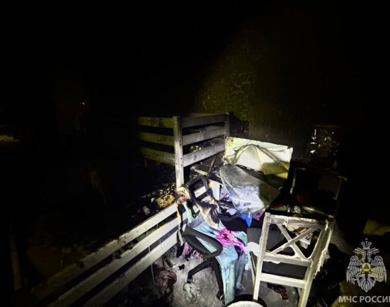 В Светлом сотрудники МЧС вывели из огня женщину с двумя детьми