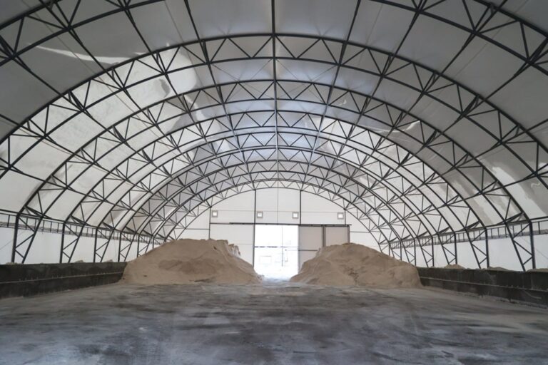 Калининградские коммунальщики отчитались о рекордном объеме убранного с улиц снега