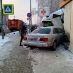 ДТП в Гурьевске: 19-летний водитель &laquo;Ауди&raquo; протаранил здание, сбив женщину на тротуаре