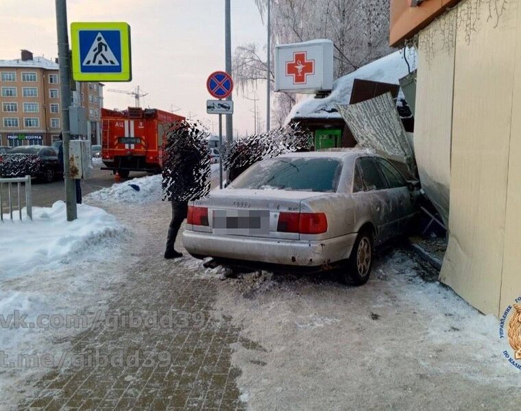 ДТП в Гурьевске: 19-летний водитель &laquo;Ауди&raquo; протаранил здание, сбив женщину на тротуаре