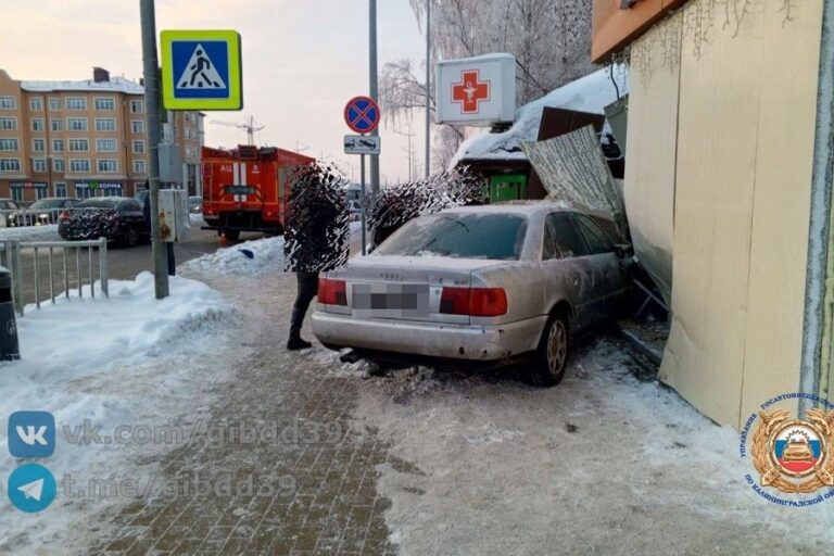 ДТП в Гурьевске: 19-летний водитель &laquo;Ауди&raquo; протаранил здание, сбив женщину на тротуаре