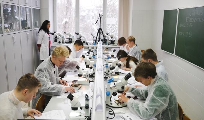 Юные биологи Калининграда прошли практический тур олимпиады