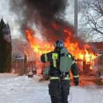 В Приморске пожарные спасли от взрыва гараж с автомобилем и мотоциклом