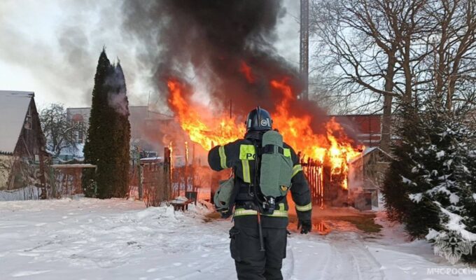 В Приморске пожарные спасли от взрыва гараж с автомобилем и мотоциклом
