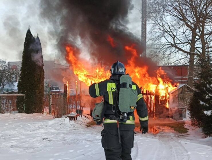 В Приморске пожарные спасли от взрыва гараж с автомобилем и мотоциклом