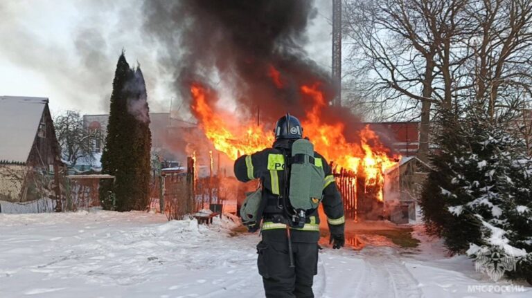 В Приморске пожарные спасли от взрыва гараж с автомобилем и мотоциклом