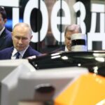 Путин осмотрел первый беспилотный поезд метро
