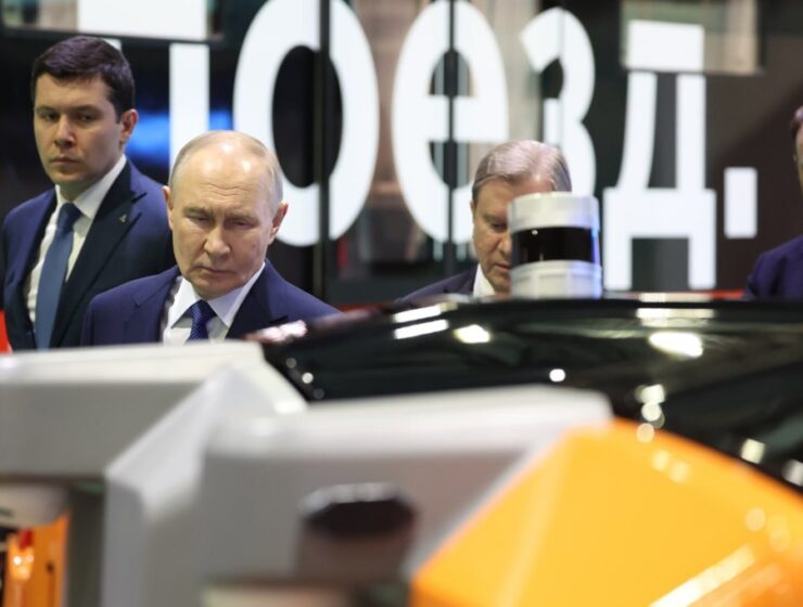 Путин осмотрел первый беспилотный поезд метро