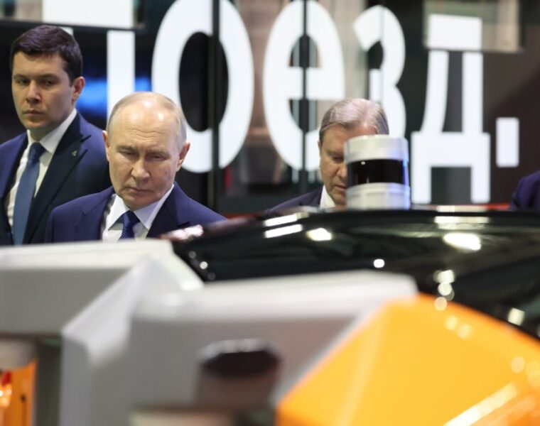 Путин осмотрел первый беспилотный поезд метро