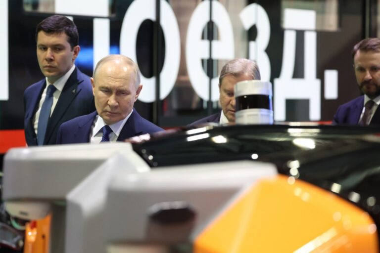 Путин осмотрел первый беспилотный поезд метро