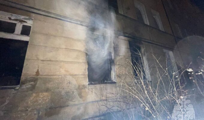 В Калининграде из-за замыкания электропроводки сгорела комната, пострадала женщина