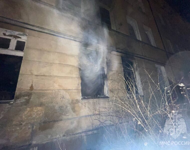 В Калининграде из-за замыкания электропроводки сгорела комната, пострадала женщина