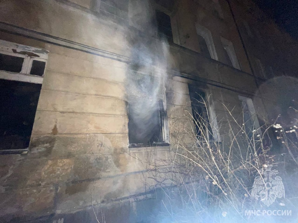 В Калининграде из-за замыкания электропроводки сгорела комната, пострадала женщина