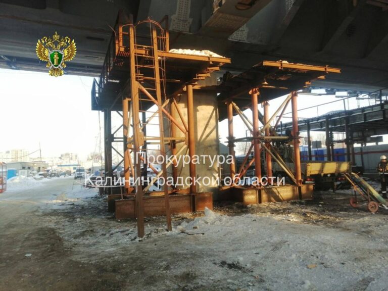 Сварщик в реанимации, застройщик &mdash; под проверкой: в Калининграде рабочий упал с 5-метровой высоты