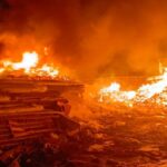 В Калининграде на набережной тушат крупный пожар на базе утилизации отходов