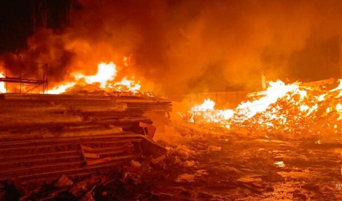 В Калининграде на набережной тушат крупный пожар на базе утилизации отходов