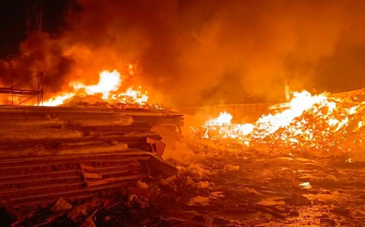 В Калининграде на набережной тушат крупный пожар на базе утилизации отходов