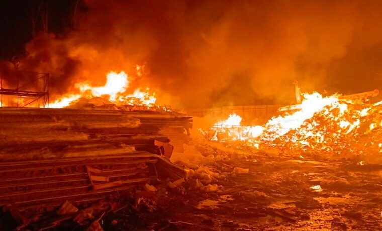 В Калининграде на набережной тушат крупный пожар на базе утилизации отходов