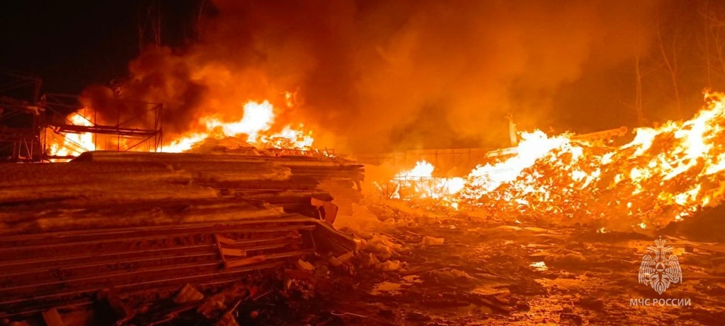 В Калининграде на набережной тушат крупный пожар на базе утилизации отходов