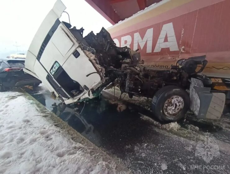 Смертельное ДТП на&nbsp;Приморском кольце: фура врезалась в&nbsp;отбойник, легковушка &mdash; в&nbsp;фуру