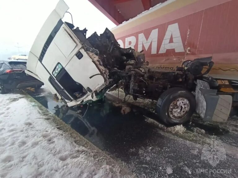 Смертельное ДТП на&nbsp;Приморском кольце: фура врезалась в&nbsp;отбойник, легковушка &mdash; в&nbsp;фуру