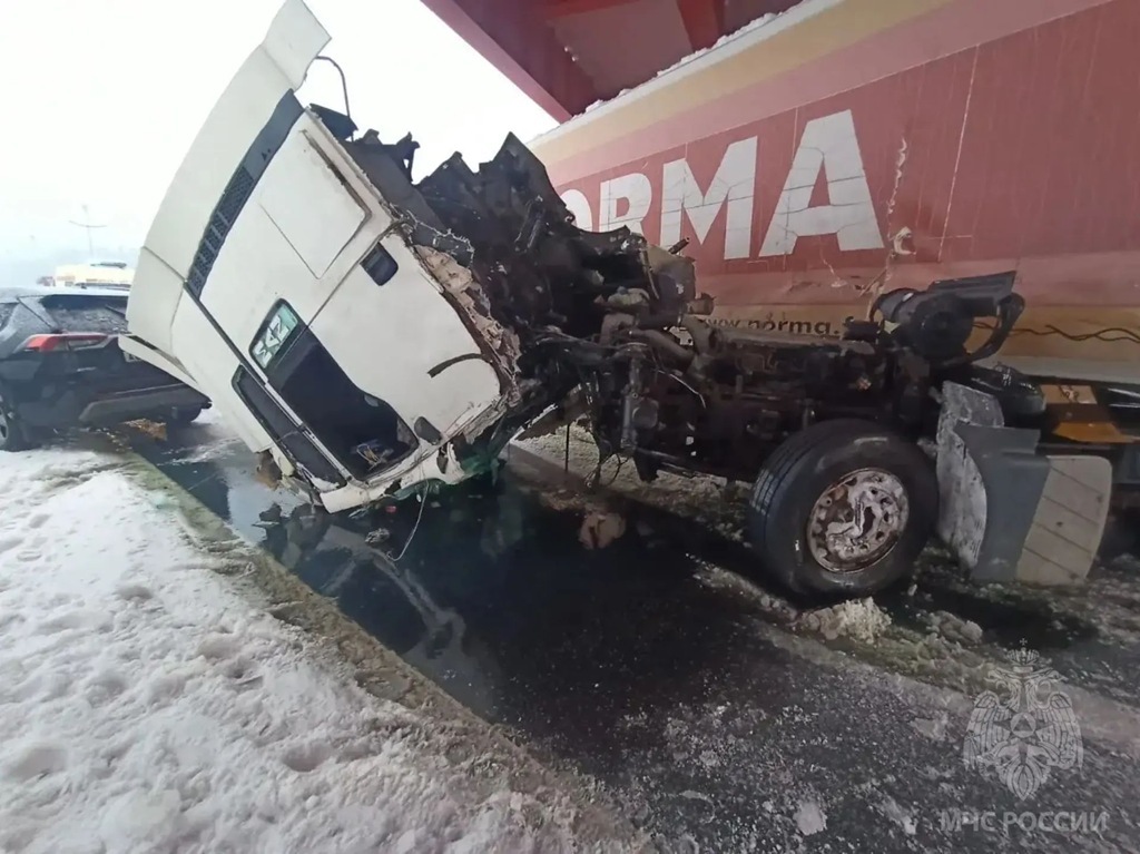 Смертельное ДТП на Приморском кольце: фура врезалась в отбойник, легковушка &mdash; в фуру