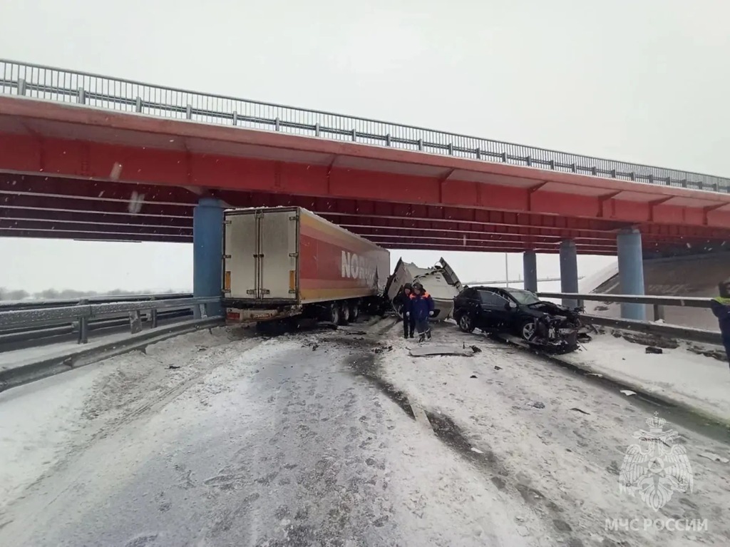 Смертельное ДТП на Приморском кольце: фура врезалась в отбойник, легковушка &mdash; в фуру