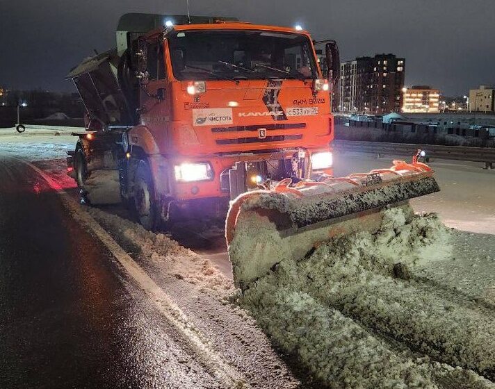 Ночная смена &laquo;Чистоты&raquo;: более 50 машин и&nbsp;550 рабочих убирали калининградские улицы