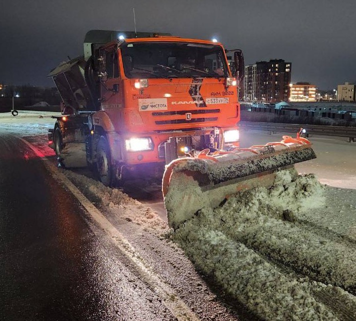 Ночная смена &laquo;Чистоты&raquo;: более 50 машин и 550 рабочих убирали калининградские улицы