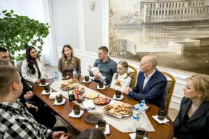 Беспрозванных вручил сертификаты новорождённым калининградцам