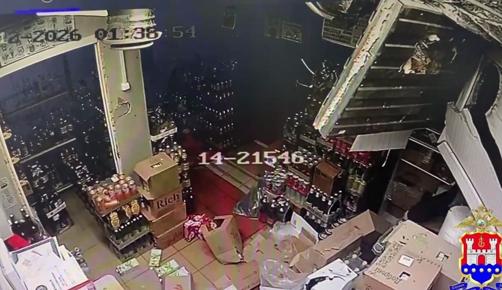 Ночной набег на магазин на Нансена: двое рецидивистов пытались украсть ящики с напитками