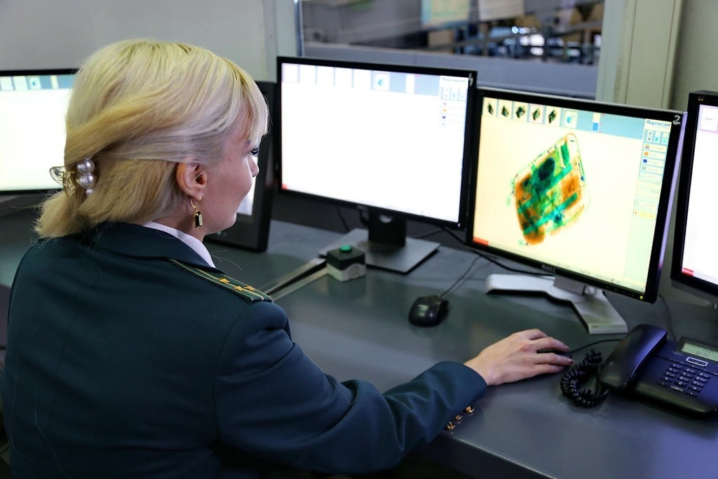 Чемоданы ломились от киндеров и янтаря: что везли пассажиры из Храброво в январе