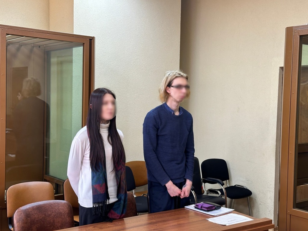 Украли цветы у Вечного огня и пытались прикурить от пламени: суд наказал обязательными работами