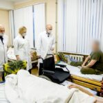 &laquo;Уверен, скоро будем бегать&raquo;: Беспрозванных навестил в&nbsp;больнице бойцов СВО и&nbsp;пообещал компенсацию за&nbsp;газ