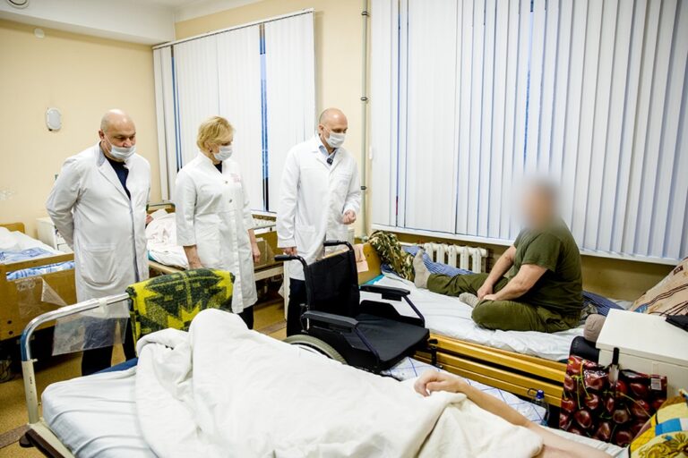 &laquo;Уверен, скоро будем бегать&raquo;: Беспрозванных навестил в&nbsp;больнице бойцов СВО и&nbsp;пообещал компенсацию за&nbsp;газ