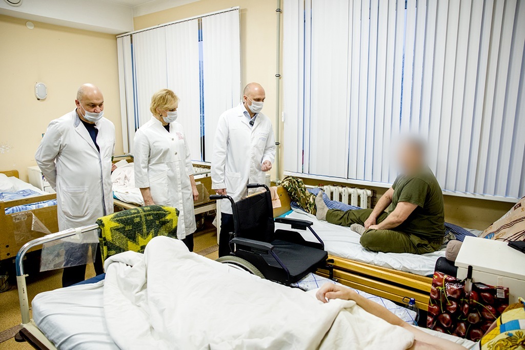 &laquo;Уверен, скоро будем бегать&raquo;: Беспрозванных навестил в больнице бойцов СВО и пообещал компенсацию за газ