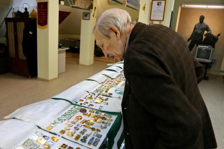 Ветеран калининградской таможни подарил музею полтысячи значков, собранных за&nbsp;полвека