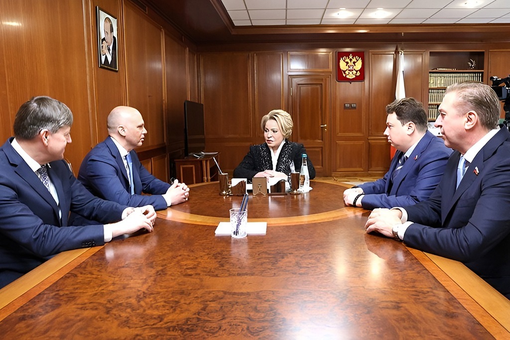 Алексей Беспрозванных и Валентина Матвиенко. Фото: пресс-служба правительства Калининградской области Алексей Беспрозванных и Валентина Матвиенко