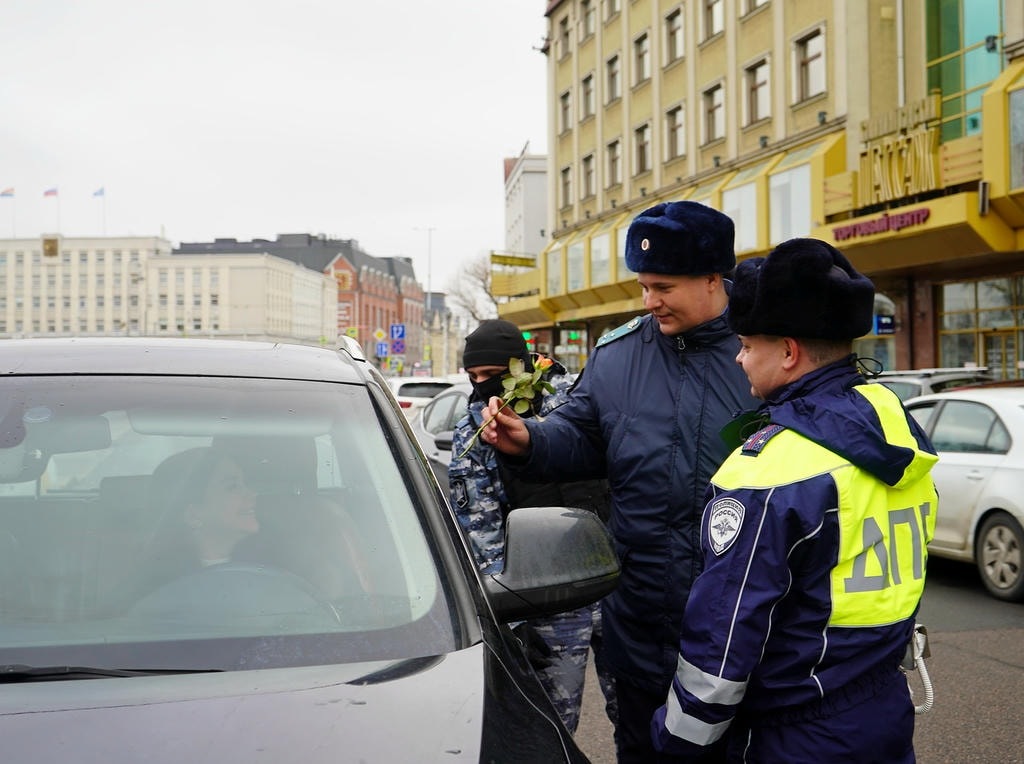 На&nbsp;дорогах Калининграда приставы и&nbsp;автоинспекторы встречали автоледи цветами вместо штрафов