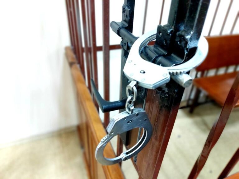 Пьяный отец избивал восьмилетнюю дочь ремнём за&nbsp;испорченные тетради &mdash; уголовное дело ушло в&nbsp;суд