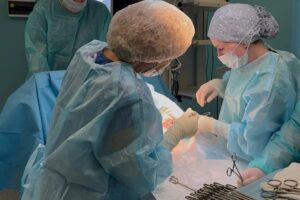 Шестое кесарево за&nbsp;семь родов: врачи перинатального центра приняли мальчика весом почти 4 килограмма